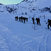 Grosse Gruppen von Skiwanderern schlängeln sich Richtung Poncione Val Piana.