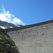 la diga del Lago Cingino e..... dei temerari free-climbers che leccano il sale :)