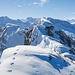 Schiberg Nord- und Südgipfel vom Vorgipfel aus. Dazwischen der schöne Grat. Die Spuren auf der Wechte stammen vermutlich von Tieren.