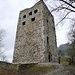 Der Wachtturm der Burgruine Blatten