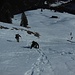 Nachdem man die Alpe passiert hat, muss ein Steilaufschwung überwunden werden, der zugegebenermaßen rechts außerhalb des Bildes in flacherem Gelände hätte überwunden werden können - aber ein bisschen alpiner Anspruch schadet ja nie ;)