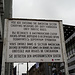 Das berühmte Schild am Checkpoint Charlie