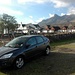 Der Ausgangspunkt "Sligachan". Genuegend Parkplaetze, ein Campingplatz, Hotel, Jugendherberge, und, das Wichtigste, ein hervorragender Pub. Nie schmeckt ein Pint so gut wie nach einer Bergtour. Im Hintergrund, der hoechste Gipfel, das ist Sgurr nan Gillean, und da wollen wir hin.  