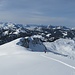herrlicher Blick über die weite Gipfelflanke in die Zentralschweiz