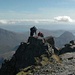 Auf dem Gipfel von Sgurr nan Gillean. Die Klettergruppe kommt nach. Im Hintergrund die See.
