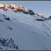 Start in klirrender Kälte. Die Sonne scheint erst auf die Bergspitzen der anderen Talseite...