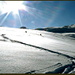 Die Sonne verwandelt den Schnee in eine Silberfläche.