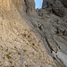 02 Von der Scharte kommend quert man, unterhalb der oberen Felsblockansammlung, absteigend über die Felsnase zum Fassaner Band.