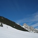 Alp Guggene (und Cerro torre) lassen wir rechts liegen - und beginnen alsbald unseren "Kampf" mit dem Schnee ...