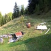 (210) Auf der Alpe di Valeggia. Im linken Teil des Bildes sind 2 Bänke. Eine aus Holz und eine aus Stein.
BANK 81 und BANK 82 von: [u mong]