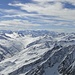 Richtung Südwesten - am Horizont erkennt man gerade noch den östlichsten 4000er der Alpen - den Piz Bernina