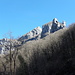 Die steilen Felshänge des Monte Procinto (1172m) und Monte Nona (1297m), wie sie sich am Beginn der Tour präsentieren.