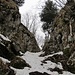 der heute etwas anspruchsvolle Abstieg vom Grat (auf ungefähr 1348 m) durchs Ängloch NE ...