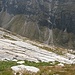 Au-dessus de Sattelwang, une jolie zone de dalles. Au fond de l'image, un chamois (zoom obligatoire), puis l'un des deux sentiers qui suit le fond du Furggtälli (il y en a un sur chaque rive)