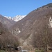 Das Valle di Sementina vom Tal aus gesehen. Die Hängebrücke  ist ziemlich genau in der Bildmitte als feiner grauer Strich erkennbar.