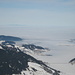 Der zugefrorene Sihlsee, das Nebelmeer über dem Mittelland und der Feldberg im Hintergrund. Auf dem Südteil des Sihlsees tummelten sich hunderte Leute auf dem Eis