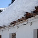 Schneedecke mit Eiszäpfchen auf dem Dach