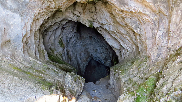 eine von vier Höhlen die ich gesehen habe, diese Höhlen... [hikr.org]