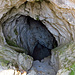 eine von vier Höhlen die ich gesehen habe, diese Höhlen sind begehbar und gehen teilweise tief in den Felsen hinein, ich bin auf dem "Höhlenweg" gewandert, hier gibt es unter anderem, Abgrundhöli, Chilchhöli, Seehöli. das ist die Abgrundhöli, am Anfang geht es steil hinunter, ich selber habe nur hinunter geschaut, ich hatte auch keine Lampe bei mir.