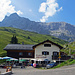 das berühmte Berghaus Alpenrösli vor dem mächtigen Berg Sulzfluh