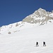 <b>Mi affianca una coppia di scialpinisti intenzionati a raggiungere il Poncione di Maniò (2880 m), con successiva discesa dal Passo di Maniò. Mi salutano e se ne vanno con un ritmo più sostenuto del mio. </b>