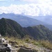 Steinmännchen mit Antenne - Blick zur "Normalroute" von der Alpe Foppa auf den Monte Tamaro 