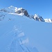 über den steilen, vom Wind schön geformten, "Schneekamm" der Seitenmoräne des Chilchligletschers;
(bis vor 50 Jahren reichte dieser bis auf eine Höhe von ca. 2470 m hinunter - vor 100 Jahren noch unter die Wildhornhütte)