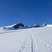 herrlich ist's nun über den Chilchligletscher hochzulaufen - erstmals ist nun das Wildhorn zu erblicken;
im Vordergrund die Felsbastion P. 2915 - links darunter führt die Spur (mit Stephi und Lukas - in der Vergrösserung knapp erkennbar) hinauf zum Glacier de Téné