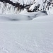Wichtig ist, sich nicht zu weit nach rechts (N) treiben zu lassen und die Märenegg Pkt 2131 anzupeilen (markanter Rücken im Bild mit den Skispuren)