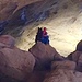 In den Sandsteinhöhlen. Artus mit Bergführerin.