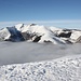 Monte Generoso. <br />La cima sciistica è il cocuzzolo bianco alla destra (1645 m).<br />Bellissimo il costolone che scende verso l'Alpe Pesciò. Un tempo questo alpe ospitava 9 famiglie e 400 capi di bestiame!