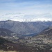 im  Vordergrund das Val d'Intelvi, unten der Seearm von Porlezza und dahinter das Val Cavargna 