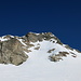 Links der Bildmitte, beim Felsvorsprung, beginnt der Fussaufstieg zum Grat (Gipfel verdeckt).