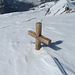 Gufelstock-Gipfelkreuz - die zwei andern Gipfelbuchhalter sind tief unter dem Schnee
