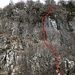 Auf dem Plateau angekommen, sieht man sich mit einer äusserst steilen Wand konfrontiert. Unsere Aufstiegsroute verläuft in einer schmalen Grasrinne. (II-III)