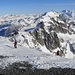 Agnés, [u Bertrand] und Daniel erreichen den Gipfel mit Skis