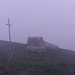 La croce del Chiusarella immersa nella nebbia.