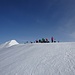 Eine Gruppe Skitürler hat es sich gemütlich gemacht auf dem Glattgrat