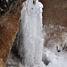 komplett gefrorener Wasserfall