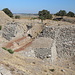 Troja - Blick über größere Mauerreste. Im Hintergrund lugt wieder Kumkale hervor (links).