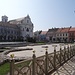 Blick auf den zentralen Platz mit den Grundmauern der mittelalterlichen Kirche