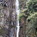 La cascata, alta un'ottantina di metri, che alimenta la sorgente intermittente all'interno della villa.