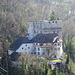 Blick vom Weg unterhalb des Muggebergs auf ein "kurioses" Gebäude (Schloss Angenstein)