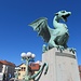 Ljubljana - Der Drache, das Stadtemblem, ziert/beschützt die gleichnamige Brücke