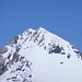 Gipfelkreuz Königspitze im Zoom, während die ersten Bergsteiger gerade oben ankommen.