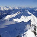 Schöner Blick nach SO über den gesamten Wetterspitzkamm, ganz hinten die Dolomiten. Links unten das Pflerschtal, links hinten die Zillertaler