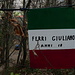 il tratto finale di sentiero allestito con le bandiere italiane a ricordo dei partigiani deceduti in battaglia