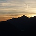 Weil's so schön war, ist der [u 83_Stefan] nach einem zwischenzeitlichen Abstieg fast wieder ins Tal erneut an der "Steckenberg-Sackgasse" angekommen. Nein, ein Weiterweg ist immer noch nicht in Sicht, dafür präsentieren sich die Ammergauer Berge im goldenen Morgenlicht.