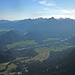 Im Osten - jenseits des Lechtals - die Gipfel der Ammergauer Alpen.