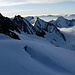 Gletscherspalte: Im Ecken des Bildes sind zwei Skitourengeher.